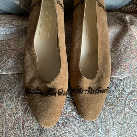 Bruno Magli ladies size 10(US) tan suede pumps - Picture 3 of 3